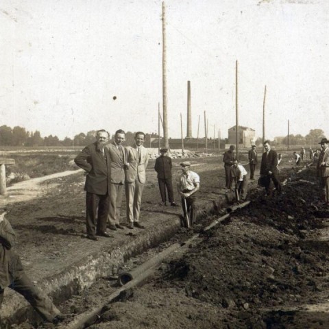 Powiększ obraz: Prace przy rzeźni miejskiej w Radomiu latach 20. XX w.