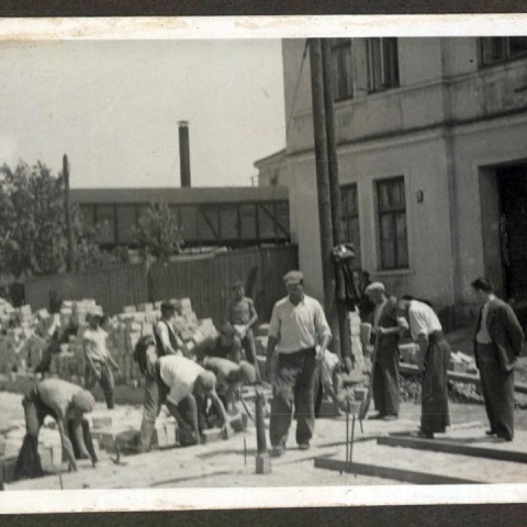 Powiększ obraz: Prace brukarskie w Radomiu w okresie międzywojennym - 2