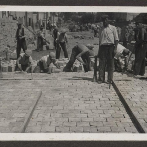 Powiększ obraz: Prace brukarskie w Radomiu w okresie międzywojennym - 1