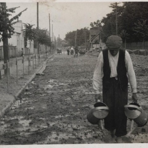 Powiększ obraz: Budowa drogi w Radomiu w okresie międzywojennym - 1
