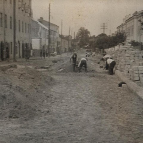 Powiększ obraz: Budowa drogi w Radomiu w okresie międzywojennym - 3