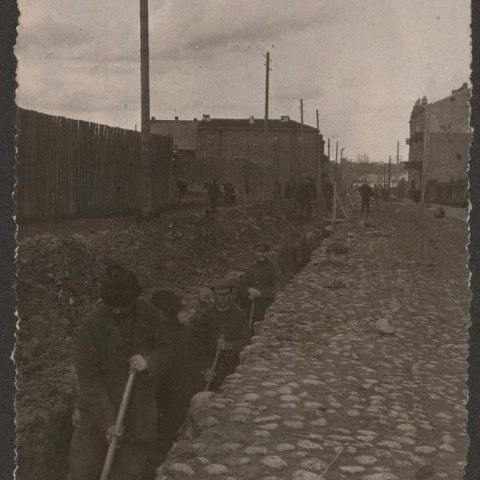 Powiększ obraz: Prace ziemne przy budowie kanalizacji w Radomiu w 1925 r.