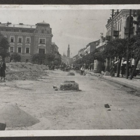 Powiększ obraz: Prace brukarskie przy budowie wiaduktu w Radomiu w latach 30. XX w [ul. J. Słowackiego] - 2