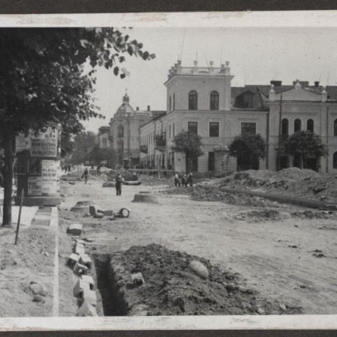 Powiększ obraz: Prace brukarskie przy budowie wiaduktu w Radomiu w latach 30. XX w. [ul. J. Słowackiego] - 1