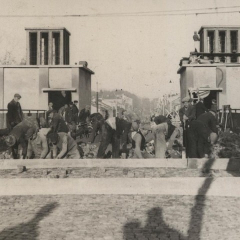 Powiększ obraz: Prace przy budowie wiaduktu w Radomiu w latach 30. XX w. [ul. J. Słowackiego] - 1