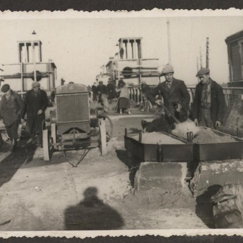 Powiększ obraz: Prace brukarskie przy budowie wiaduktu w Radomiu w latach 30. XX w [ul. J. Słowackiego]