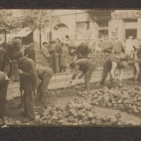 Powiększ obraz: Prace brukarskie w Radomiu w okresie międzywojennym - 5