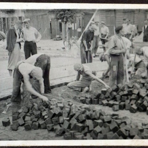 Powiększ obraz: Prace brukarskie w Radomiu w okresie międzywojennym - 8
