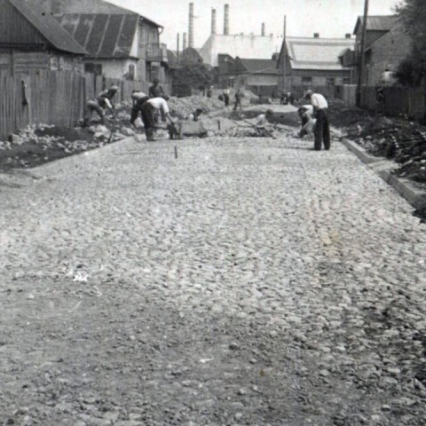 Powiększ obraz: Utwardzanie drogi w Radomiu w okresie międzywojennym - 2