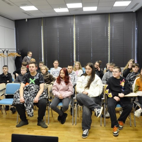 Powiększ obraz: grupa dzieci w sali konferencyjnej