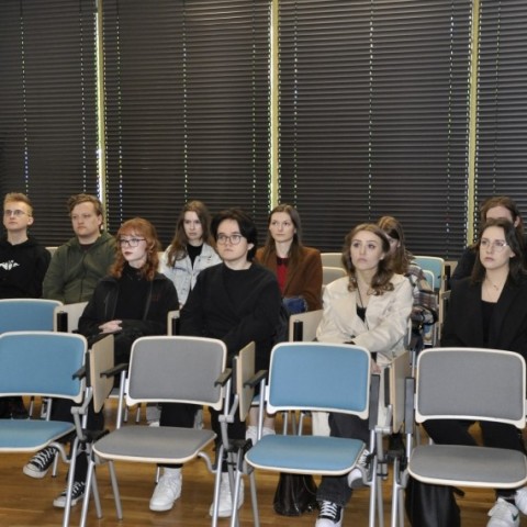 Powiększ obraz: studenci siedzą w sali konferencyjnej