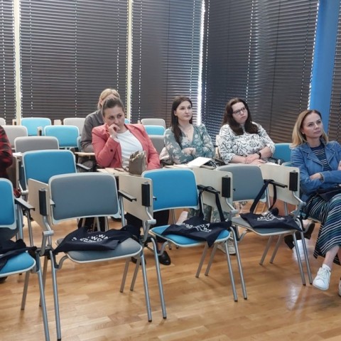 Powiększ obraz: nauczyciele w sali konferencyjnej