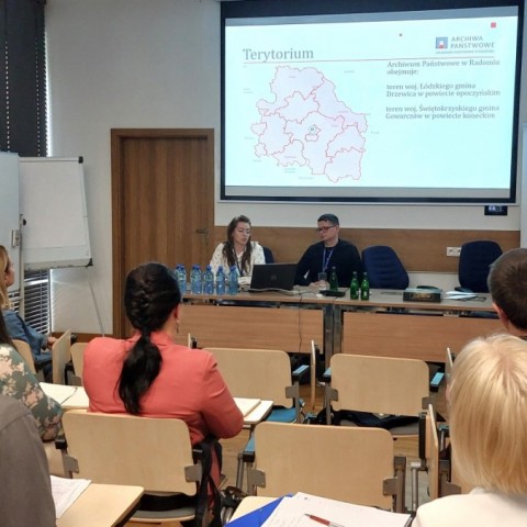Powiększ obraz: nauczyciele w sali konferencyjnej siedzą przed wykładowcami