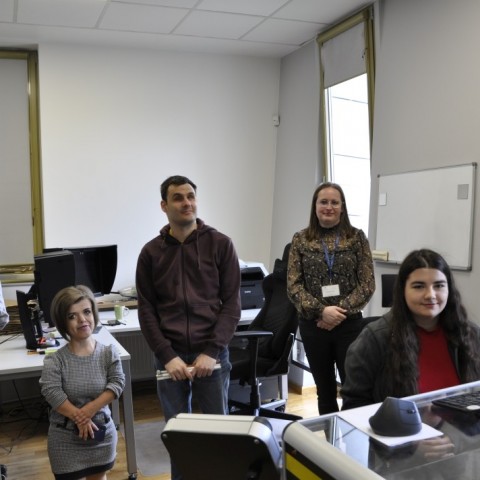 Powiększ obraz: Studenci w pracowni digitalizacji