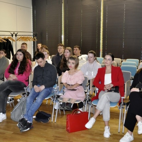 Powiększ obraz: grupa studentów siedzi w sali konferencyjnej