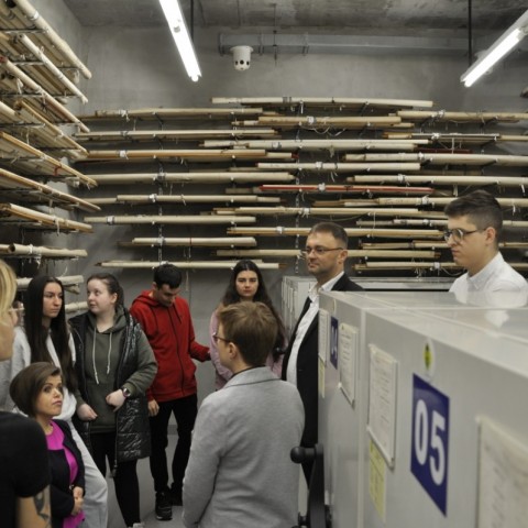 Powiększ obraz: grupa studentów w magazynie archiwalnym