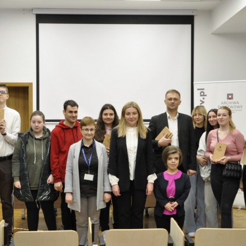 Powiększ obraz: grupa studentów z opiekunami