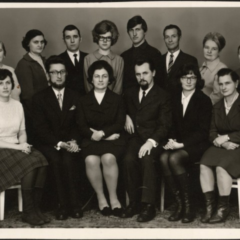Powiększ obraz: Fotografia przedstawiająca pracowników Archiwum Państwowego w Radomiu z roku 1972