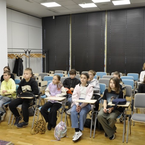 Powiększ obraz: grupa uczniów siedząca w sali konferencyjnej