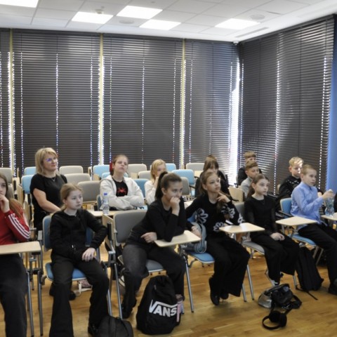 Powiększ obraz: grupa uczniów siedząca w sali konferencyjnej